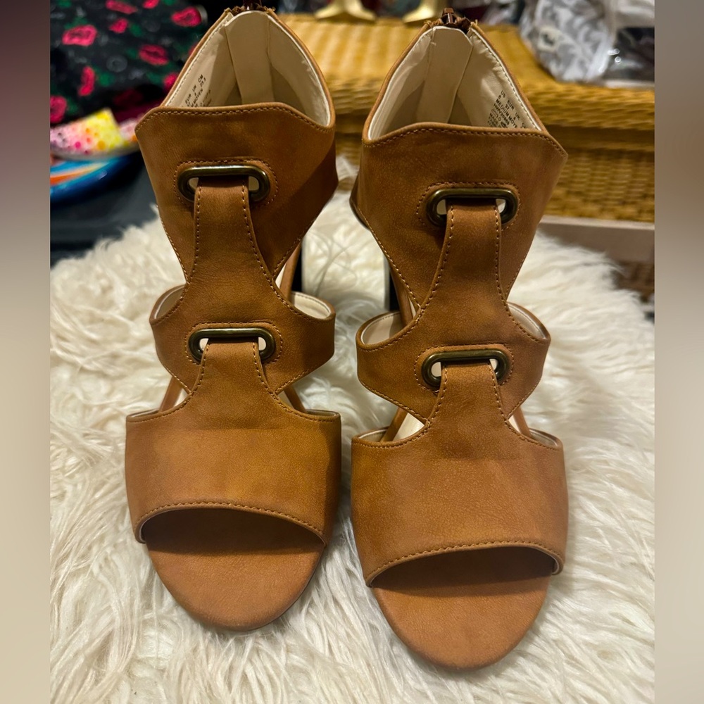 Hush Puppies Women’s 6 peep toe bootie heel